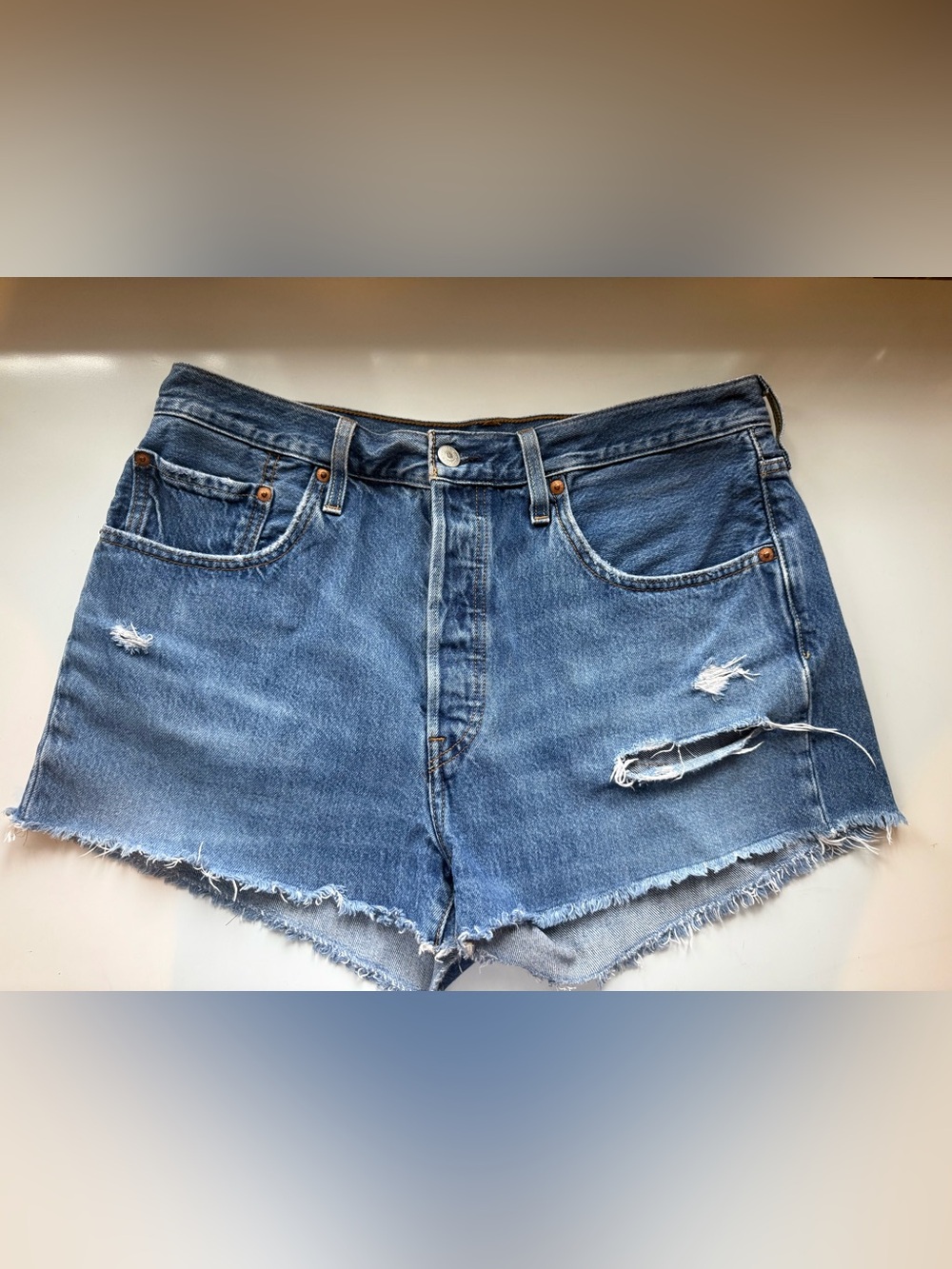 501® ORIGINAL FIT HIGH RISE WOMEN'S SHORTS - medium blue wash. Size 32